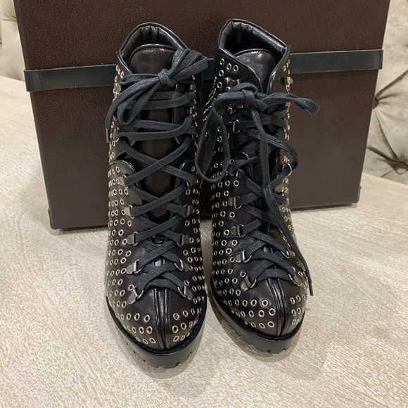 Alaia eyelets details booties - Picture 10 of 15